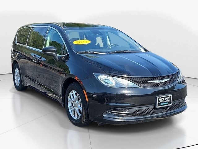 2024 Chrysler Voyager LX's photo