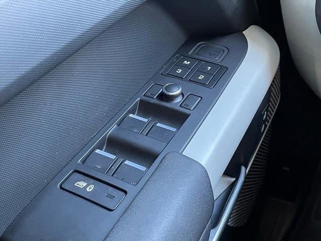 2020 Land Rover Defender 110 SE